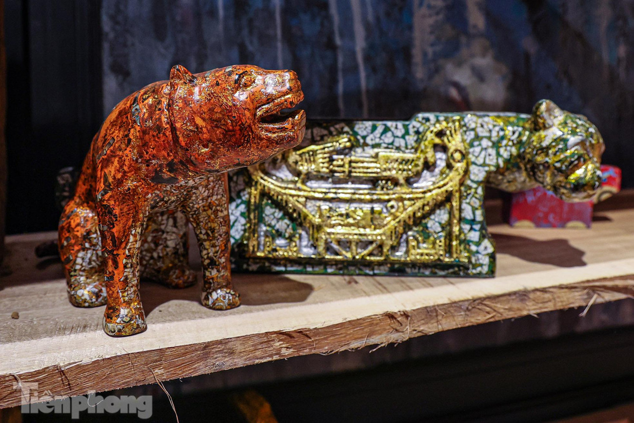 Hiện trong phòng trưng bày của anh Phát đang có khoảng 300 tác phẩm chuẩn bị được ra mắt phục vụ người dân chơi Tết năm nay.