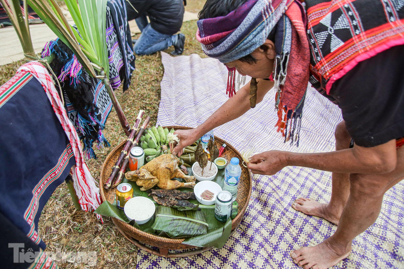 Một mâm lễ gồm 1 con gà luộc, 1 vò rượu cần, bánh A Quát, 1 tấm Zèng gập vuông vắn, gọn gàng.