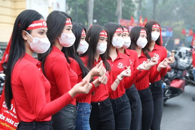 7h30 sáng 16/1, dàn người đẹp Hoa hậu Việt Nam cùng hơn 30 xe mô tô phân khối lớn của thành viên Câu lạc bộ Bros Motor Club đã tụ họp tại Nhà hát lớn Hà Nội để chuẩn bị diễu hành trên các tuyến phố của Hà Nội cổ động cho sự kiện Chủ nhật Đỏ lần thứ XIV - năm 2022.