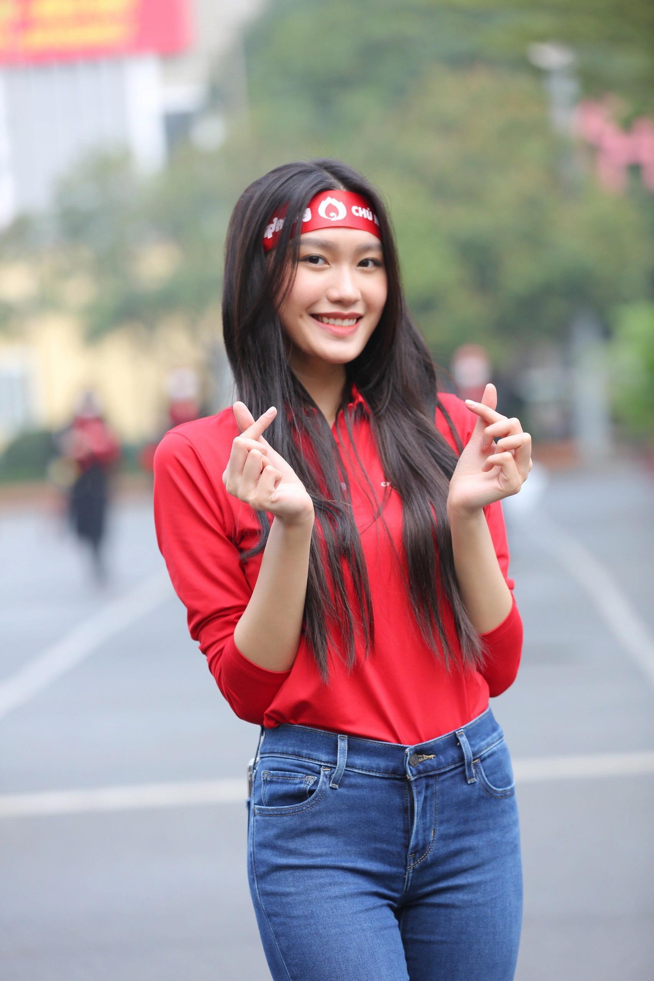 "Chương trình Chủ nhật Đỏ do báo Tiền Phong tổ chức là một hoạt động vô cùng ý nghĩa, khơi dậy lối sống đẹp và có ích cho cộng đồng, tạo được sự lan toả mạnh mẽ về hành động hiến máu cứu người đối với xã hội nói chung và những người trẻ như chúng em nói riêng. Đặc biệt trong hoàn cảnh nhiều bệnh viện đang thiếu máu cứu người do tình hình dịch bệnh COVID-19 thì những sự kiện như thế này lại vô cùng hữu ích với thông điệp của chương trình: Hiến máu cứu người, sinh mệnh của bạn và tôi” - người đẹp Doãn Hải My chia sẻ.