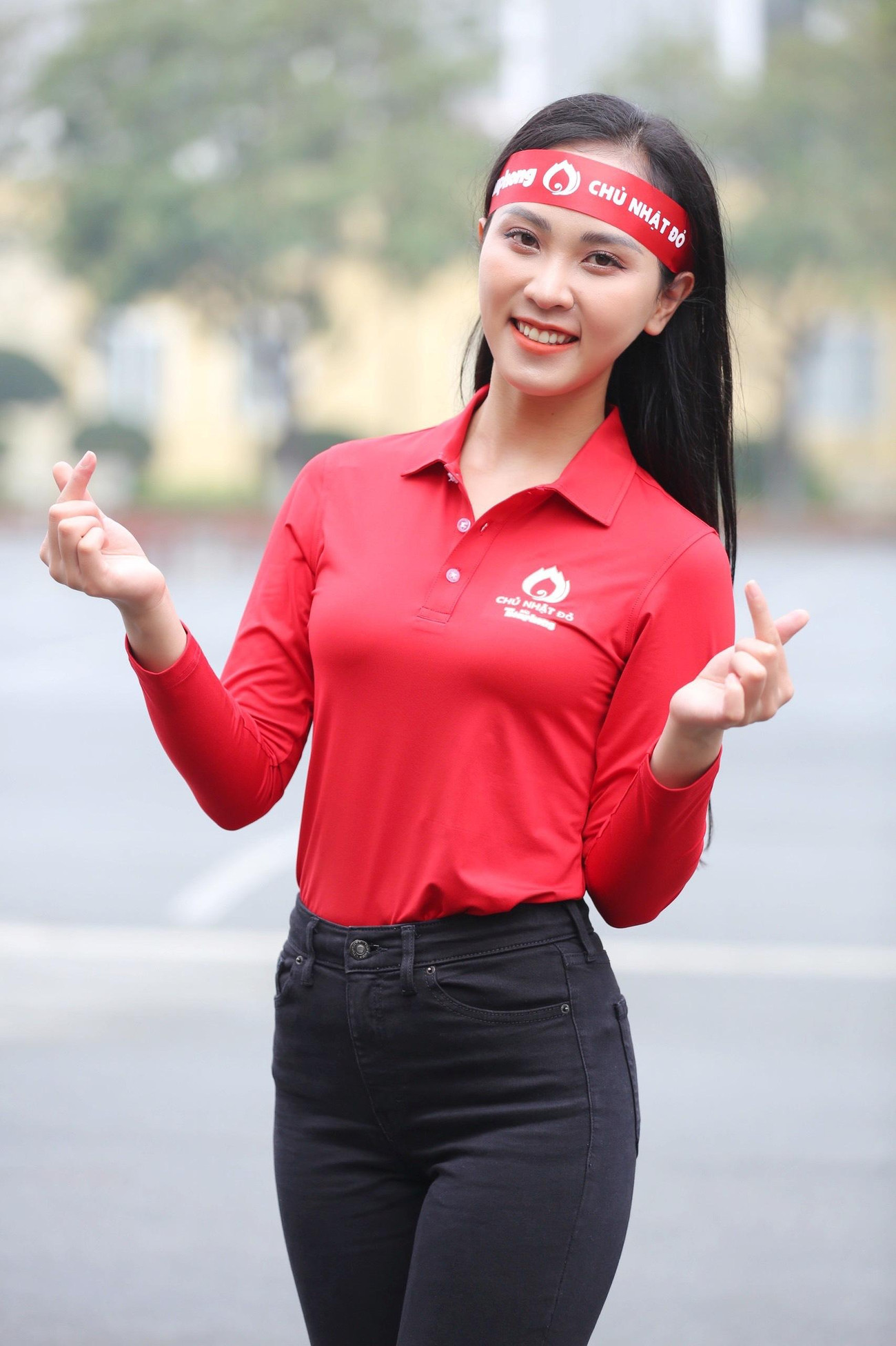 Đây cũng là lần thứ 2 người đẹp Ngô Thị Diệu Ngân tham dự sự kiện ngày Chủ nhật Đỏ. "Hiến máu vẫn luôn là một nghĩa cử cao đẹp mà qua đó em có thể bày tỏ những tình cảm yêu thương, tình nguyện cống hiến cho xã hội, đặc biệt trong bối cảnh nhiều bệnh viện đang thiếu máu cứu người do ảnh hưởng bởi dịch bệnh COVID-19" - Diệu Ngân chia sẻ.