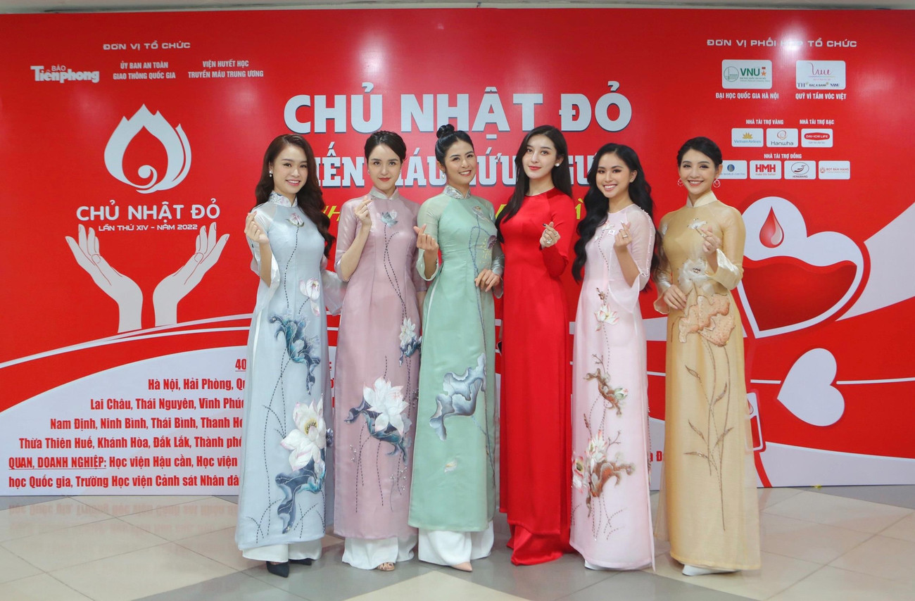 Các người đẹp hào hứng khi mỗi dịp cuối năm đều được tham dự sự kiện hiến máu tình nguyện đầy ý nghĩa nhân văn do báo Tiền Phong tổ chức.