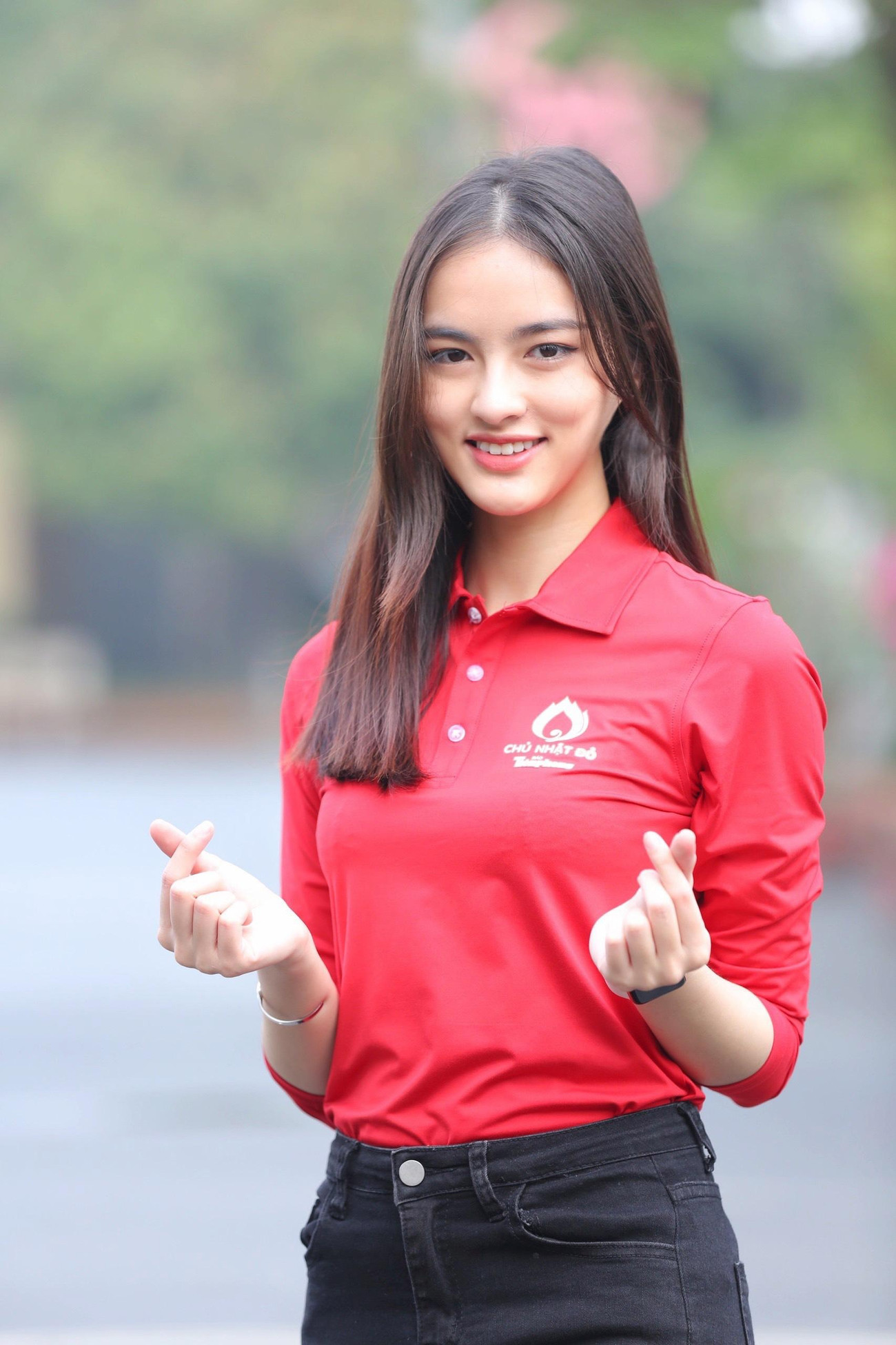 Người đẹp Hà My - Hoa khôi Ngoại thương 2019 rạng rỡ trong màu áo đỏ.