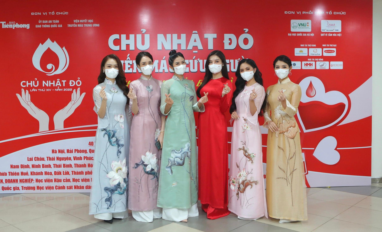 Chiều 10/1, dàn Hoa hậu, Á hậu và các người đẹp Hoa hậu Việt Nam đã cùng tới tham dự chương trình họp báo Chủ nhật Đỏ lần thứ XIV năm 2022 diễn ra tại Hà Nội.