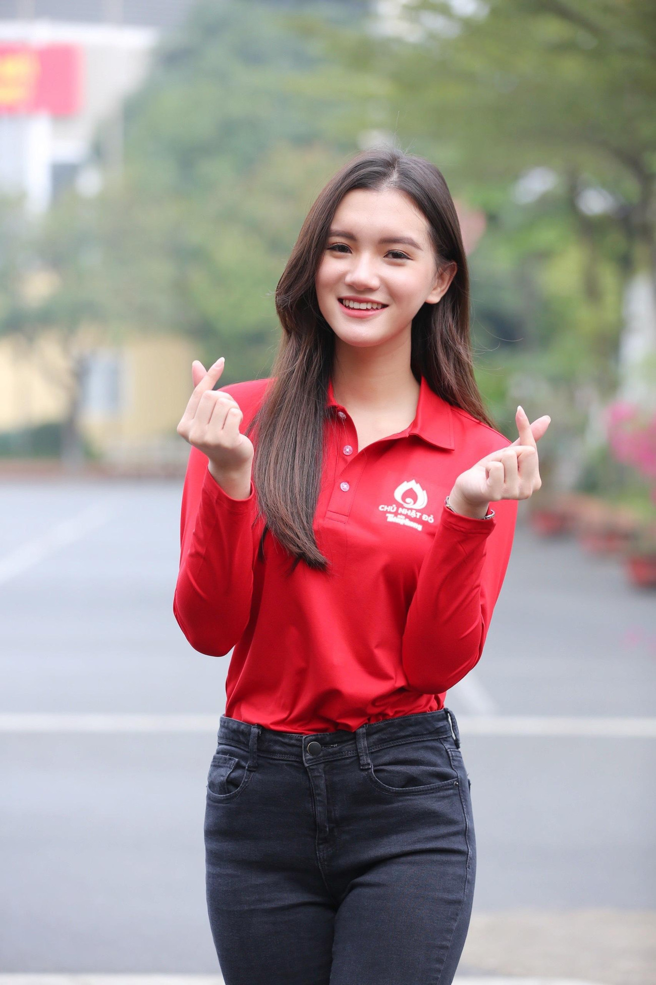 Người đẹp Hoàng Tú Quỳnh lần đầu tiên được tham dự hoạt động diễu hành cùng mô tô để cổ động cho ngày Chủ nhật Đỏ 2022.