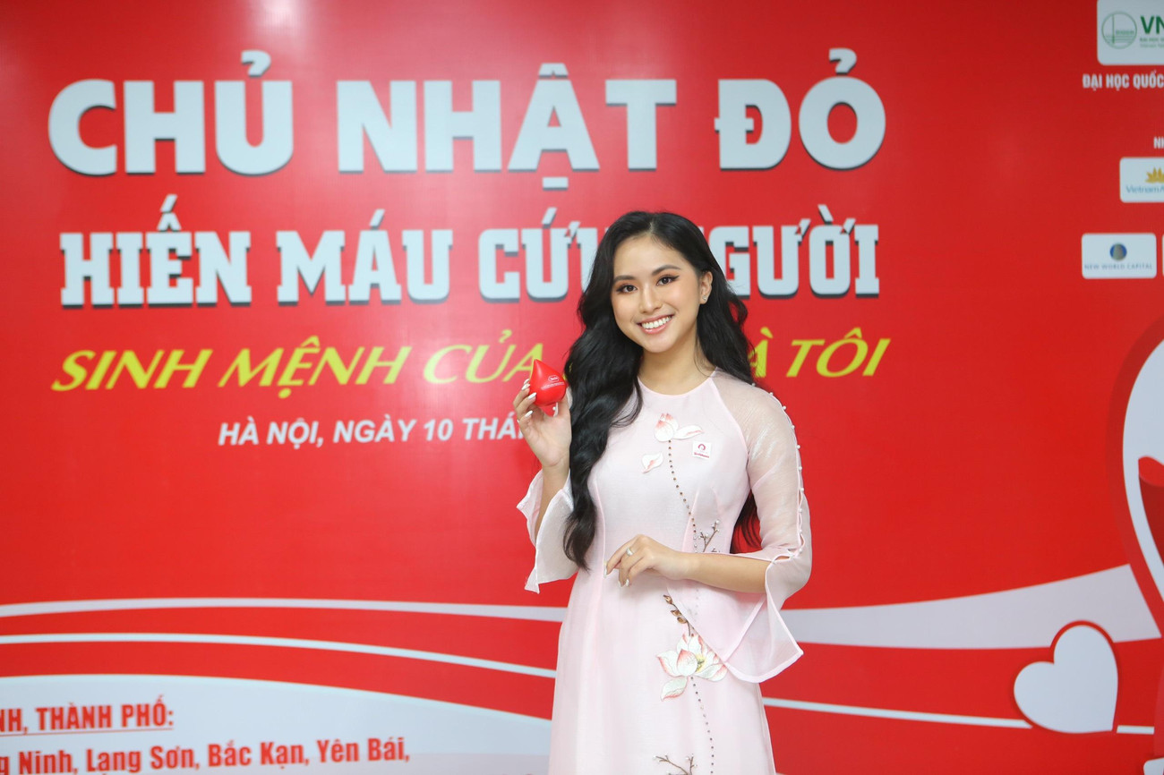 Người đẹp Thể thao HHVN 2020 Phù Bảo Nghi rạng rỡ với áo dài cách điệu.