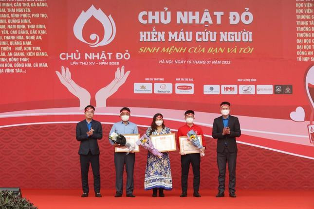 T.Ư Đoàn tặng Bằng khen cho các cá nhân, tập thể có thành tích xuất sắc trong phong trào hiến máu. Bí thư T.Ư Đoàn Nguyễn Tường Lâm và Phó Chủ tịch Hội Liên hiệp Thanh niên Việt Nam Nguyễn Kim Quy trao tặng.