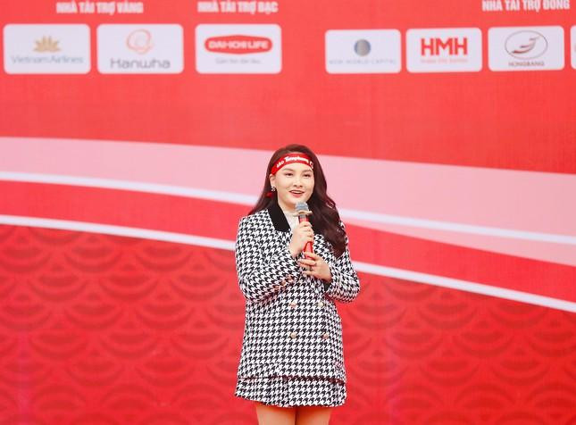 Diễn viên Bảo Thanh bày tỏ đã từ lâu đã có mong muốn đến thăm Học viện Cảnh sát Nhân dân, nơi chồng cô từng học. &quot;Điều đó hôm nay đã được thực hiện và càng vui, ý nghĩa hơn khi tham gia chương trình hiến máu Chủ nhật Đỏ&quot;, diễn viên Bảo Thanh nói.