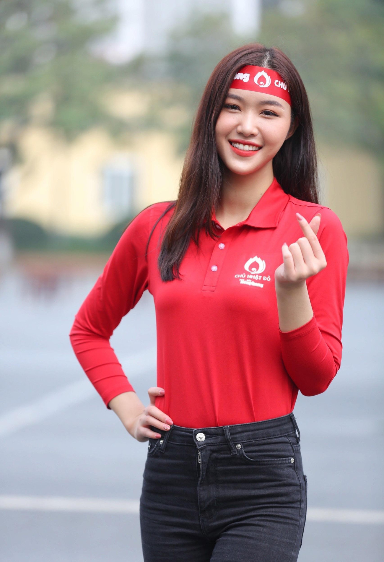 Người đẹp Ngọc Bích của Hoa hậu Việt Nam năm 2018 khoe nhan sắc xinh đẹp, tươi trẻ tại sự kiện Chủ nhật Đỏ hôm nay.