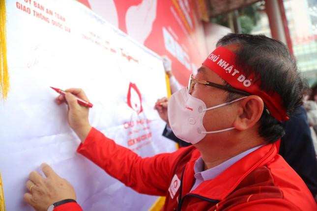 Ban tổ chức và các đại biểu tham dự chương trình ký Cờ lưu niệm Chủ nhật Đỏ.