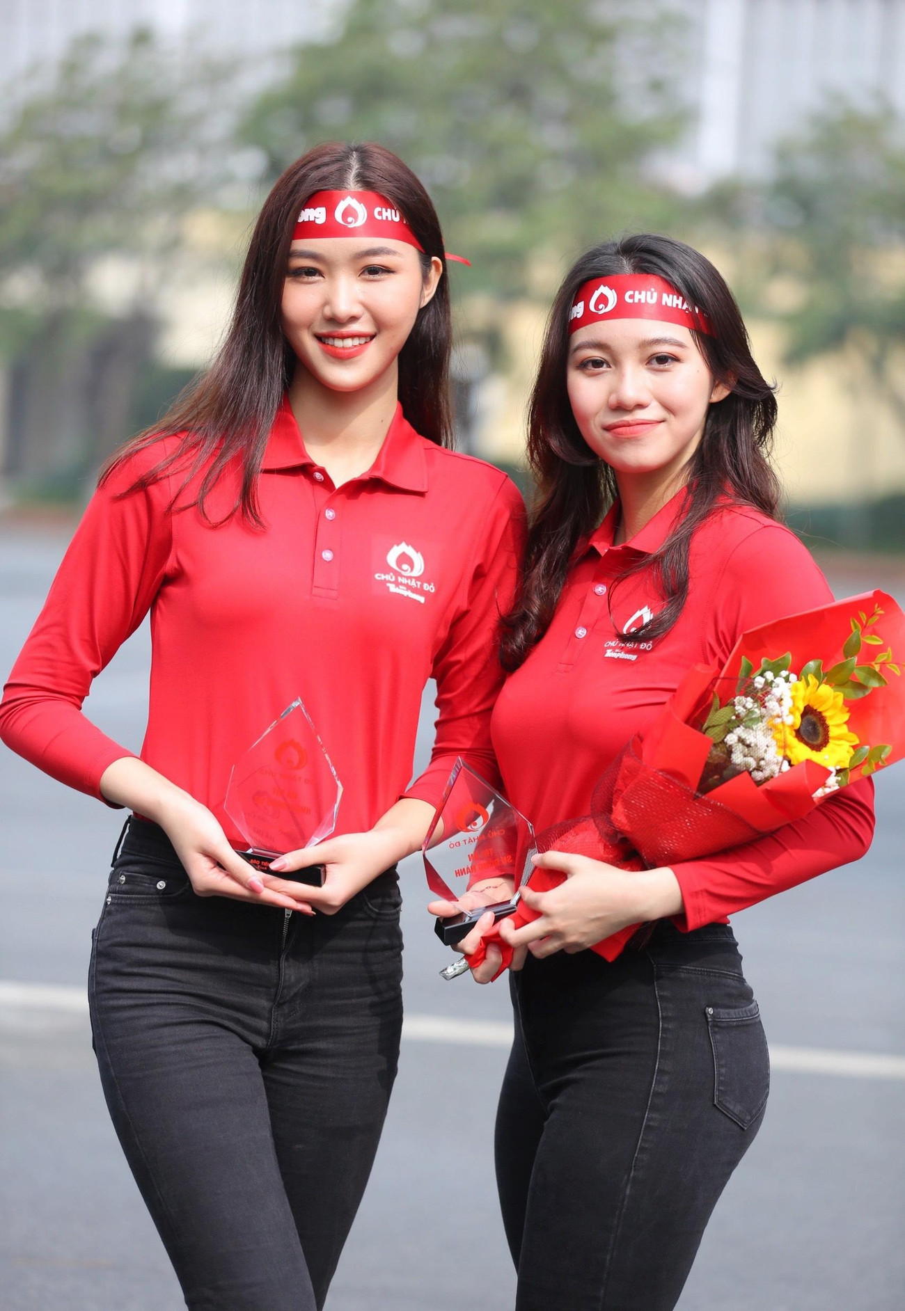 Các người đẹp rạng rỡ bên kỷ niệm chương của chương trình.