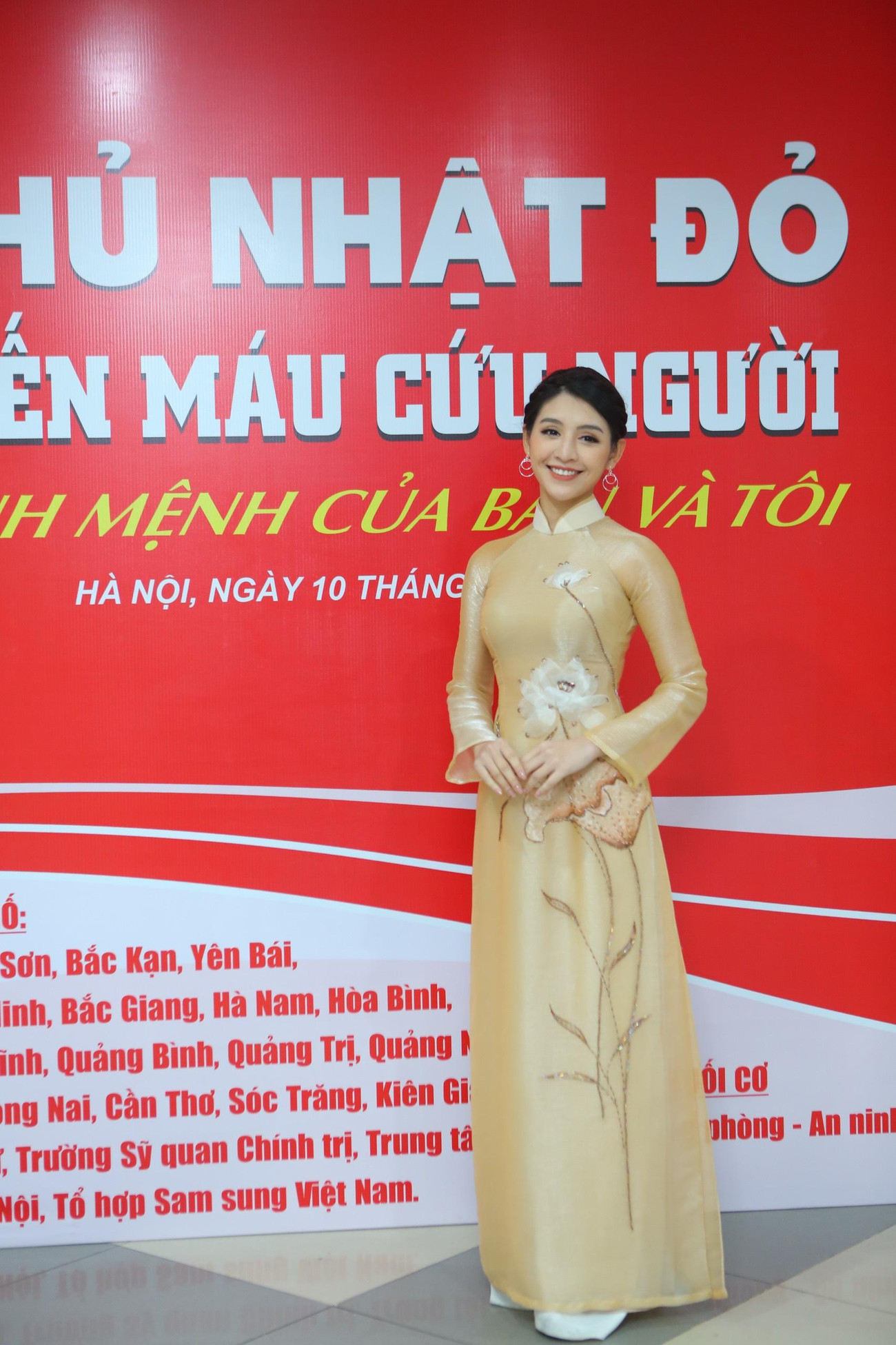 Người đẹp Áo dài HHVN 2018 Lê Thanh Tú diện áo dài vàng nền nã.