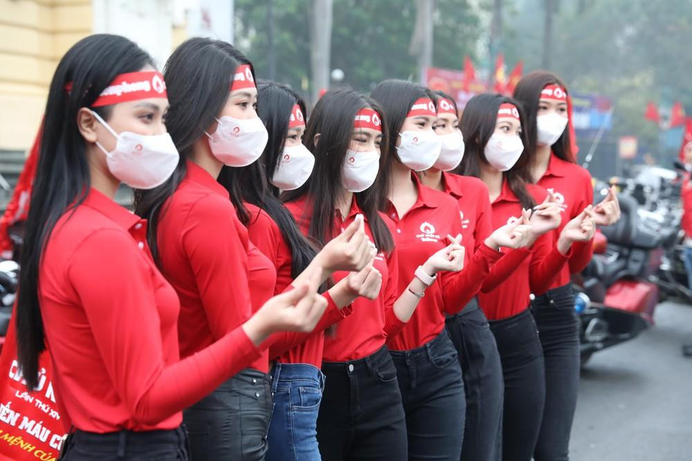 7h30 sáng 16/1, dàn người đẹp Hoa hậu Việt Nam cùng hơn 30 xe mô tô phân khối lớn của thành viên Câu lạc bộ Bros Motor Club đã tụ họp tại Nhà hát lớn Hà Nội để chuẩn bị diễu hành trên các tuyến phố của Hà Nội cổ động cho sự kiện Chủ nhật Đỏ lần thứ XIV - năm 2022.