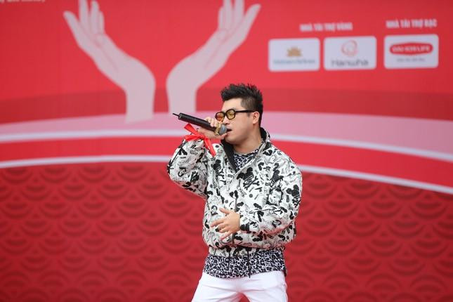 Rapper Phong Windy khuấy động không khí chương trình khai mạc Chủ nhật Đỏ lần thứ XIV - năm 2022 với giai điệu sôi động của bài hát &quot;Xõa&quot;.