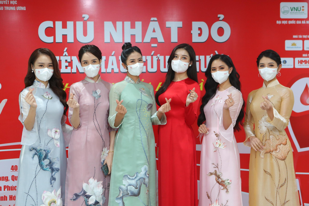 Hoa hậu Ngọc Hân, Á hậu Huyền My, Á hậu Hoàng Anh, Người đẹp Áo dài HHVN 2018 Lê Thanh Tú, Người đẹp truyền thông HHVN 2016 Phùng Bảo Ngọc Vân, Người đẹp Thể thao HHVN 2020 Phù Bảo Nghi cùng diện áo dài nền nã, họa tiết thanh lịch.