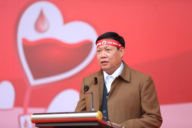 Phát biểu tại buổi lễ, Thứ trưởng Bộ Y tế Đỗ Xuân Tuyên cho biết: &quot;Qua 28 năm phát động phòng trào hiến máu tình nguyện ở Việt Nam, chúng ta đã đạt nhiều kết quả khích lệ. Mỗi năm tiếp nhận 1,3 - 1,4 triệu đơn vị máu. Năm 2021, do ảnh hưởng của dịch COVID-19, có những thời điểm thiếu máu, nhưng được sự quan tâm lãnh đạo Đảng, Nhà nước và các bộ, ban, ngành, cùng sự chung tay của các cơ quan đơn vị, các tầng lớp nhân dân nên lượng máu tiếp nhận đáp ứng cơ bản nhu cầu điều trị để mang lại niềm tin, hy vọng cho người bệnh&quot;.