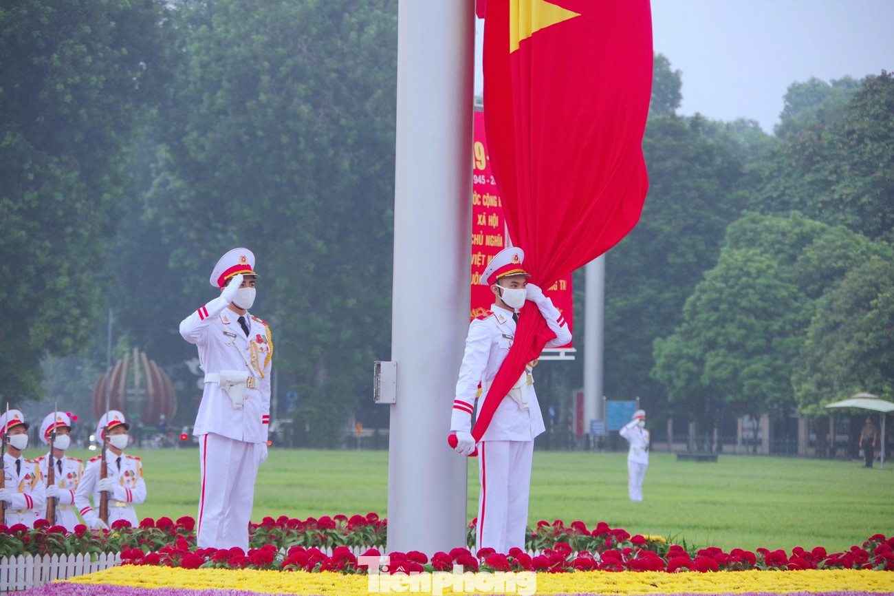 Đội hình thực hiện lễ chào, hạ cờ sẽ có 1 Khối trưởng, đi sau Khối trưởng là Tổ Quốc kỳ, tiếp đó là Tổ Quân kỳ và đội hình mang súng CKC.