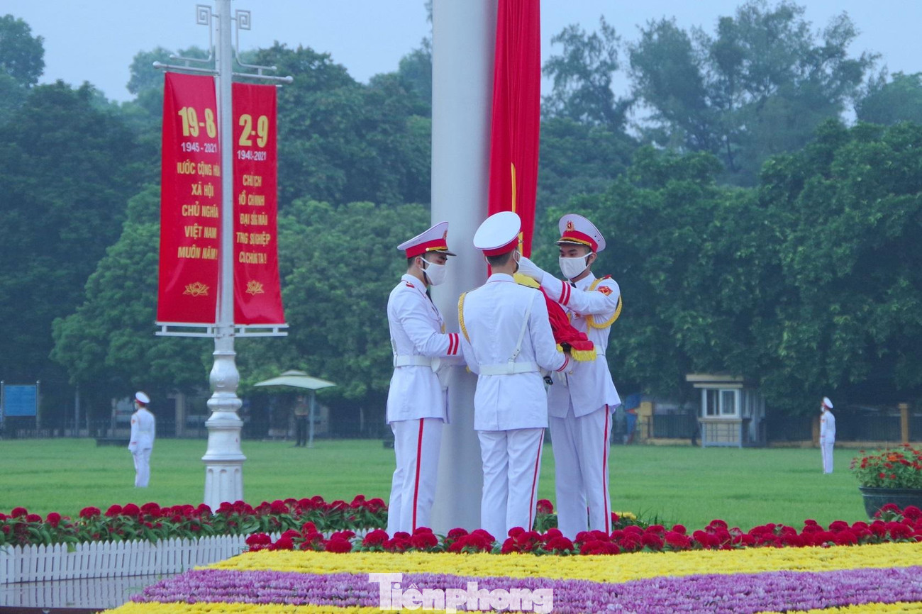 Cẩn thận trong từng động tác treo cờ