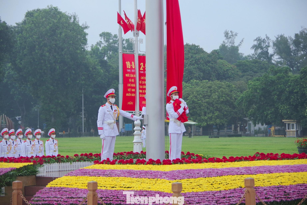 Đội hình xuất phát từ sau lễ đài rồi cơ động về trước cột cờ thực hiện nhiệm vụ. Khi mệnh lệnh chào cờ cất lên, cả đội hình sẽ thực hiện động tác chào uy nghiêm và Tổ Quốc kỳ sẽ thực hiện động tác tung Quốc kỳ lên không trung.