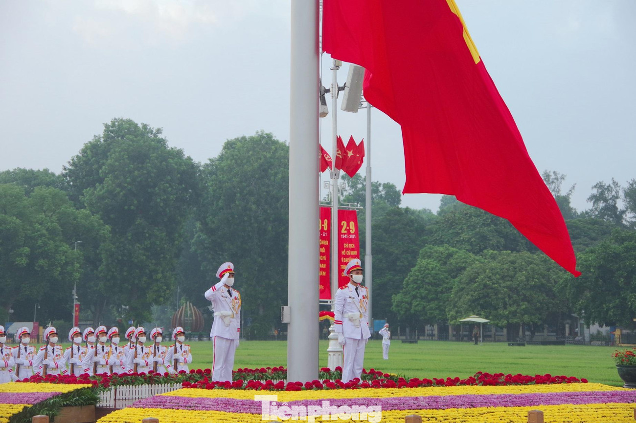 Tham gia nghi lễ đặc biệt thiêng liêng này, có 34 chiến sĩ của Đội Tiêu binh Danh dự, tượng trưng cho 34 chiến sĩ của Đội Việt Nam tuyên truyền giải phóng quân.