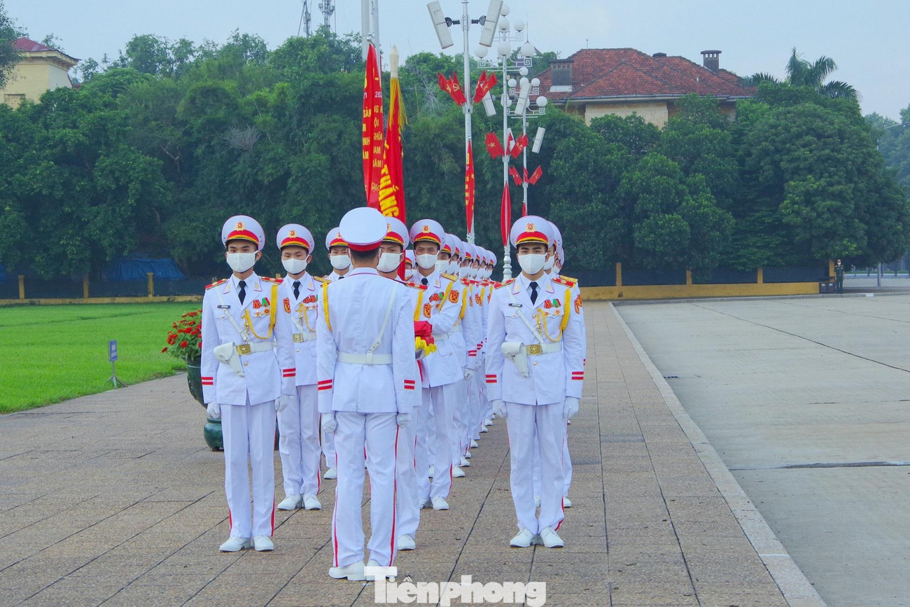 Theo Trung tá Nguyễn Dự Long, Đội trưởng Đội Tiêu binh Danh dự, Đoàn 275, BTL Bảo vệ Lăng Chủ tịch Hồ Chí Minh, Lễ chào cờ được thực hiện từ 6 giờ sáng hàng ngày trong mùa nóng (từ 1/4 đến hết tháng 10) và bắt đầu từ 6 giờ 30 trong mùa lạnh (từ 1/11 đến hết tháng 3). Lễ hạ cờ được thực hiện vào 21 giờ hàng ngày.