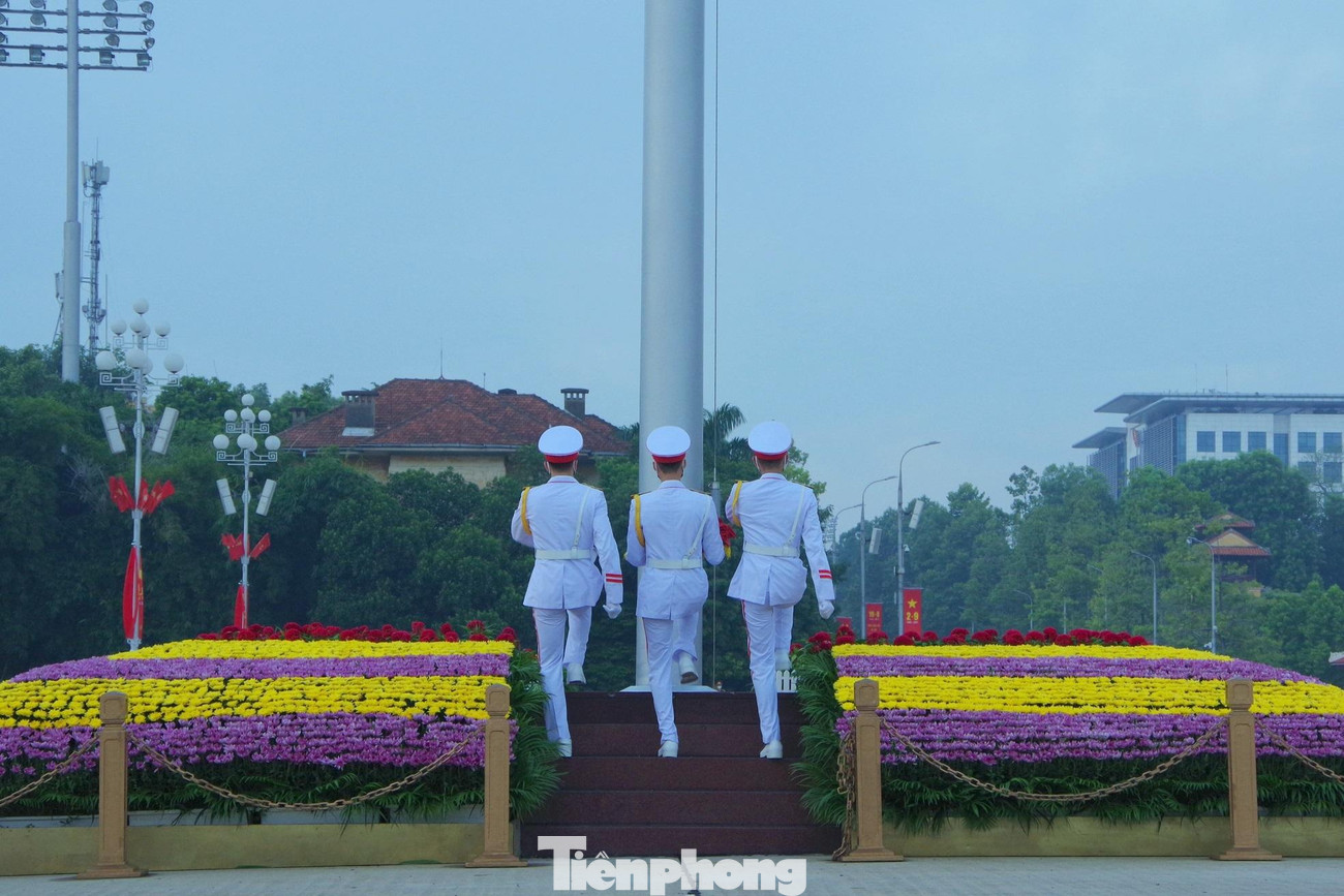 Lễ chào cờ hàng ngày trước Lăng Bác tại Quảng trường Ba Đình diễn ra khi trời còn chưa sáng rõ, nên các chiến sĩ Tiêu binh Danh dự phải thức dậy từ sớm