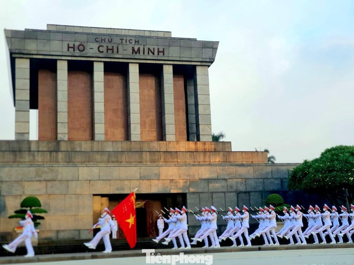 Sau khi kết thúc Lễ chào cờ, đội hình khối nghi lễ sẽ đi qua trước Lăng và thực hiện động tác chào Bác vào mỗi buổi sáng sớm