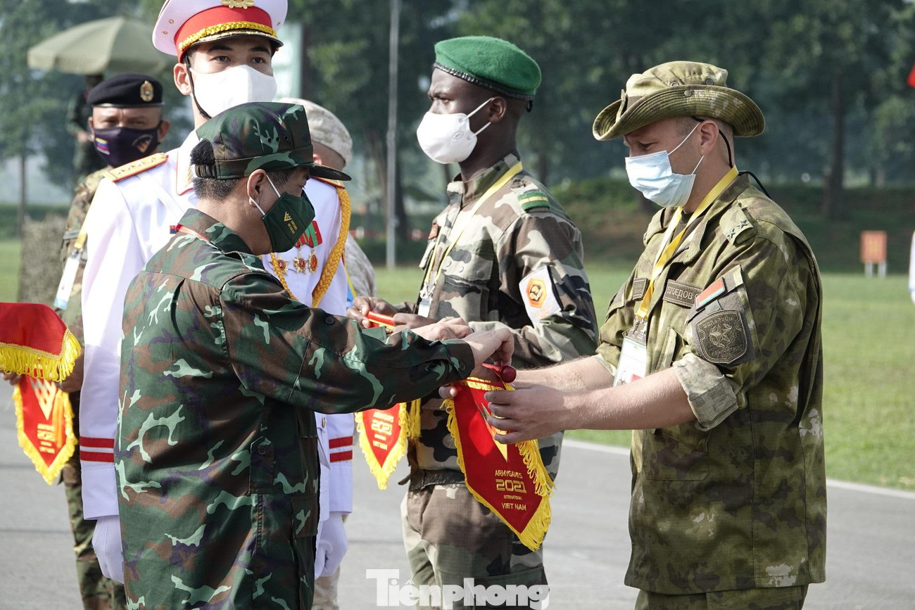 Trung tướng Nguyễn Văn Nghĩa trao cờ lưu niệm cho các đội tuyển Trung tướng Nguyễn Văn Nghĩa trao cờ lưu niệm cho các đội tuyển