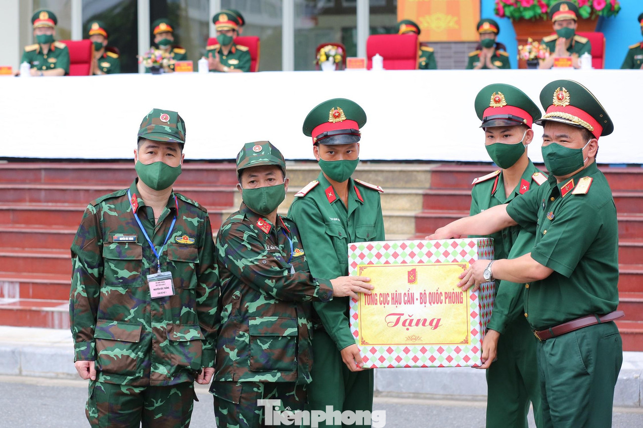 Lãnh đạo Tổng cục Hậu cần và Học viện Quân y tặng quà động viên đoàn công tác