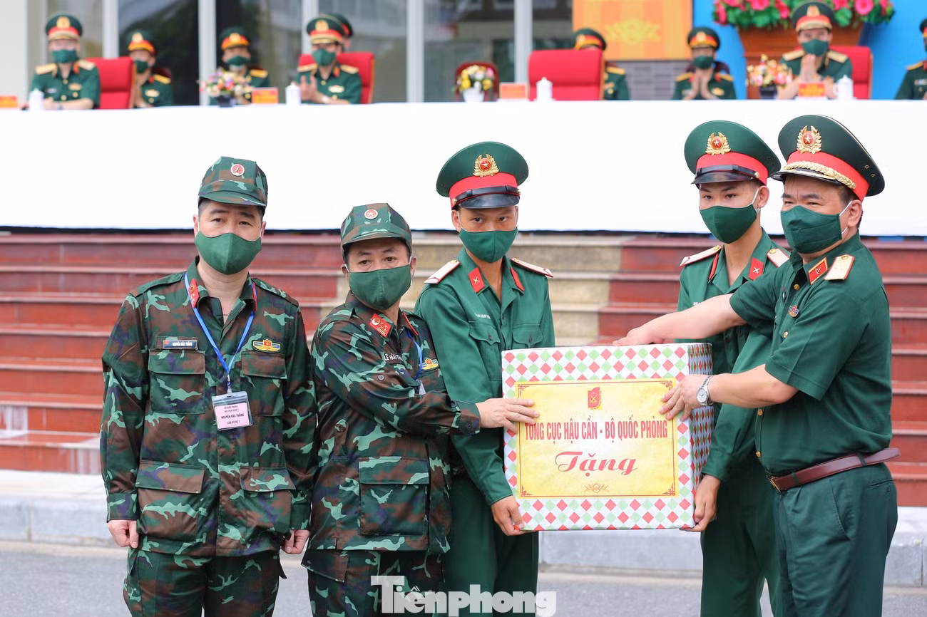 Lãnh đạo Tổng cục Hậu cần và Học viện Quân y tặng quà động viên đoàn công tác Lãnh đạo Tổng cục Hậu cần và Học viện Quân y tặng quà động viên đoàn công tác