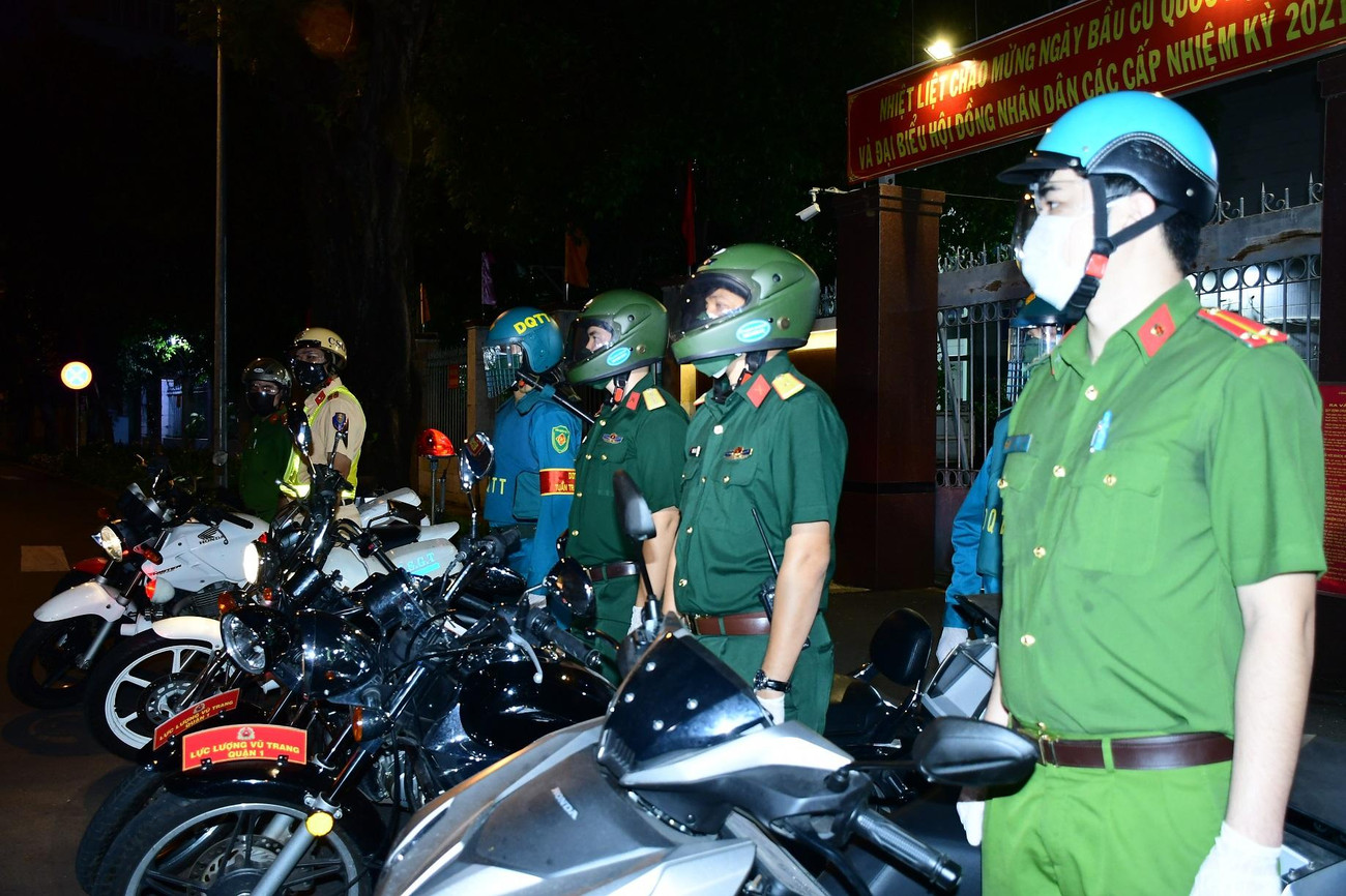 Lực lượng quân sự, công an TPHCM tham gia thực hiện các biện pháp hỗ trợ công tác chống dịch trên địa bàn thành phố, tháng 8/2021. Ảnh: QK7 Lực lượng quân sự, công an TPHCM tham gia thực hiện các biện pháp hỗ trợ công tác chống dịch trên địa bàn thành phố, tháng 8/2021. Ảnh: QK7