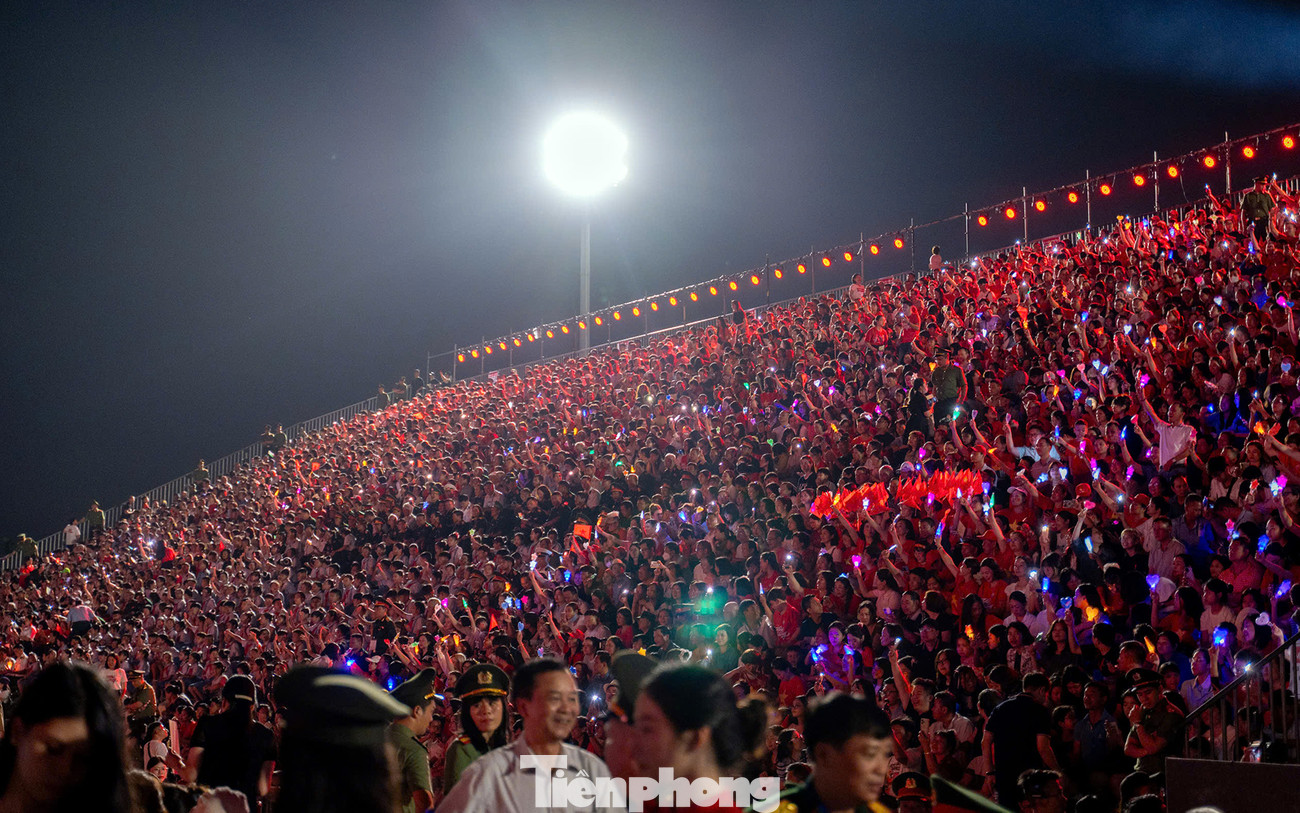 Khoảng 13.000 đại biểu, người dân Hải Phòng, Hải Dương và du khách khắp các tỉnh thành dự Lễ kỷ niệm 70 năm Ngày Giải phóng Hải Phòng, đón nhận danh hiệu "Thành phố Anh hùng" và khai mạc Lễ hội Hoa Phượng Đỏ 2025. Khoảng 13.000 đại biểu, người dân Hải Phòng, Hải Dương và du khách khắp các tỉnh thành dự Lễ kỷ niệm 70 năm Ngày Giải phóng Hải Phòng, đón nhận danh hiệu "Thành phố Anh hùng" và khai mạc Lễ hội Hoa Phượng Đỏ 2025.