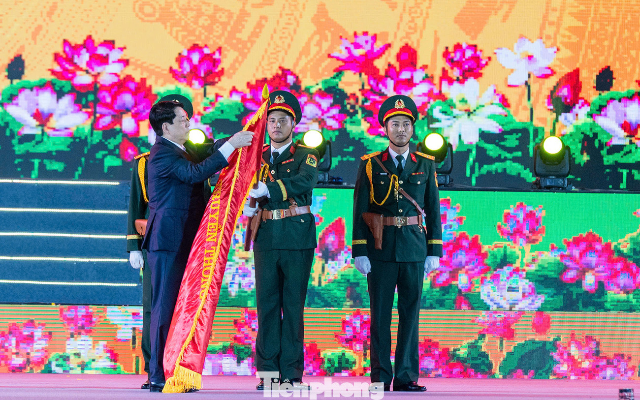 Lãnh đạo TP Hải Phòng đại diện Đảng bộ, chính quyền và nhân dân Hải Phòng đón nhận danh hiệu "Thành phố Anh hùng". Lãnh đạo TP Hải Phòng đại diện Đảng bộ, chính quyền và nhân dân Hải Phòng đón nhận danh hiệu "Thành phố Anh hùng".