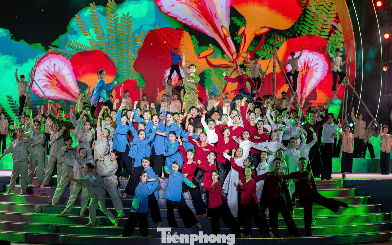 Khoảng 13.000 đại biểu, người dân Hải Phòng, Hải Dương và du khách khắp các tỉnh thành dự Lễ kỷ niệm 70 năm Ngày Giải phóng Hải Phòng, đón nhận danh hiệu "Thành phố Anh hùng" và khai mạc Lễ hội Hoa Phượng Đỏ 2025. Khoảng 13.000 đại biểu, người dân Hải Phòng, Hải Dương và du khách khắp các tỉnh thành dự Lễ kỷ niệm 70 năm Ngày Giải phóng Hải Phòng, đón nhận danh hiệu "Thành phố Anh hùng" và khai mạc Lễ hội Hoa Phượng Đỏ 2025.