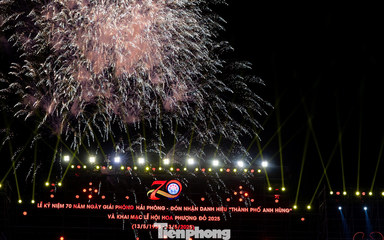 Lãnh đạo TP Hải Phòng đại diện Đảng bộ, chính quyền và nhân dân Hải Phòng đón nhận danh hiệu "Thành phố Anh hùng". Lãnh đạo TP Hải Phòng đại diện Đảng bộ, chính quyền và nhân dân Hải Phòng đón nhận danh hiệu "Thành phố Anh hùng".