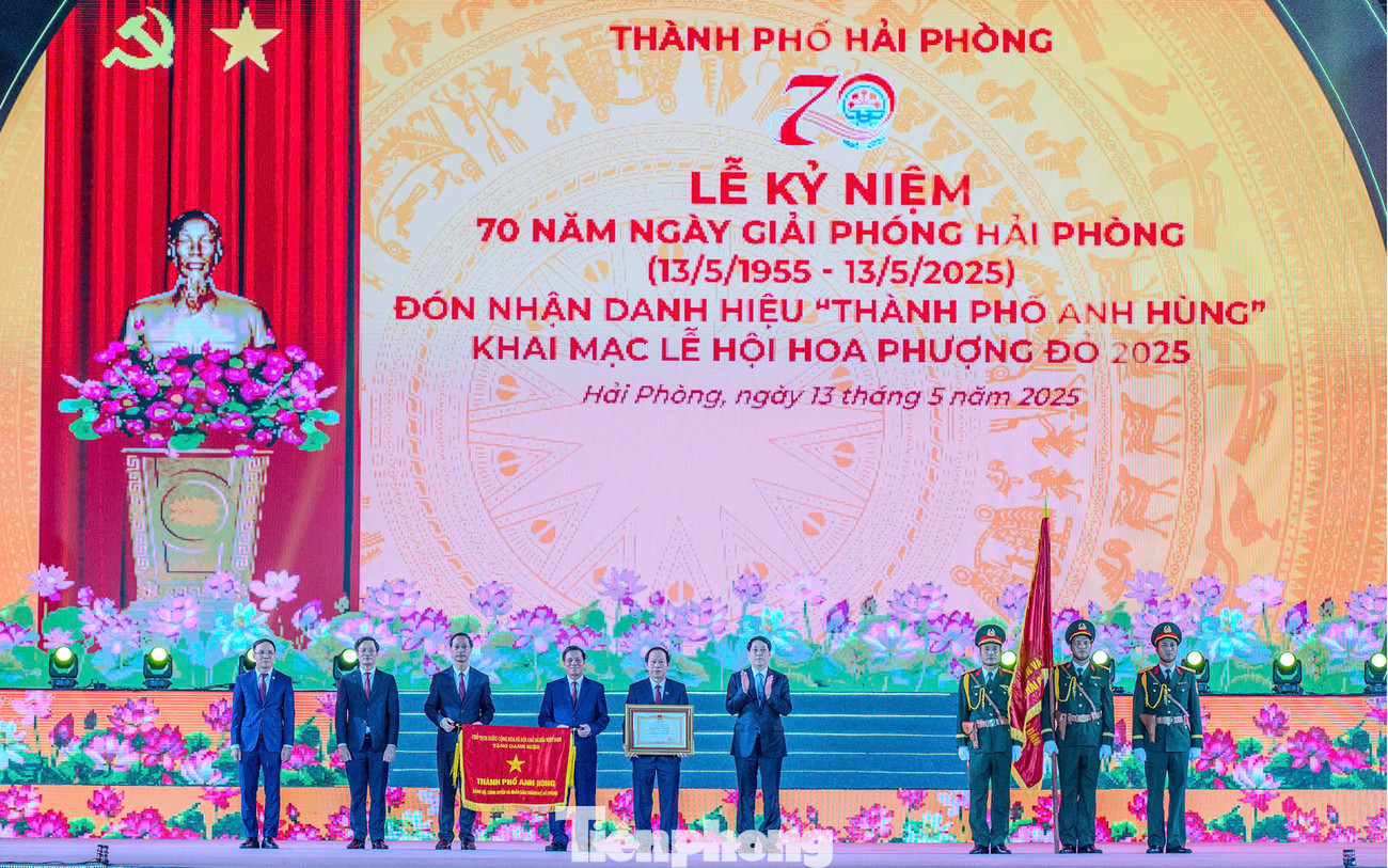 Lãnh đạo TP Hải Phòng đại diện Đảng bộ, chính quyền và nhân dân Hải Phòng đón nhận danh hiệu "Thành phố Anh hùng". Lãnh đạo TP Hải Phòng đại diện Đảng bộ, chính quyền và nhân dân Hải Phòng đón nhận danh hiệu "Thành phố Anh hùng".