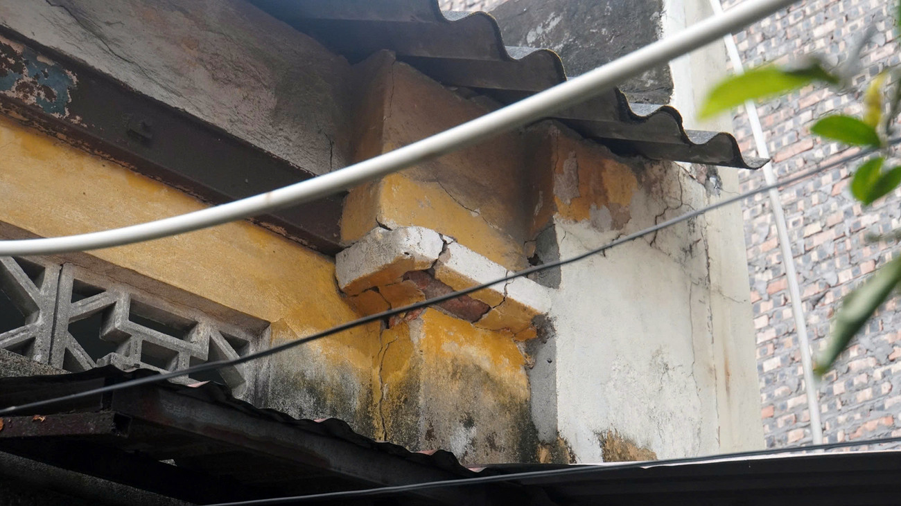 Khu tập thể số 18 Phạm Bá Trực bị sụt lún, nứt tường nghiêm trọng. Trong đó, khu bếp chung phải chống trên, kích dưới tránh sập khiến nhiều hộ dân phải di dời nơi ở. Khu tập thể số 18 Phạm Bá Trực bị sụt lún, nứt tường nghiêm trọng. Trong đó, khu bếp chung phải chống trên, kích dưới tránh sập khiến nhiều hộ dân phải di dời nơi ở.