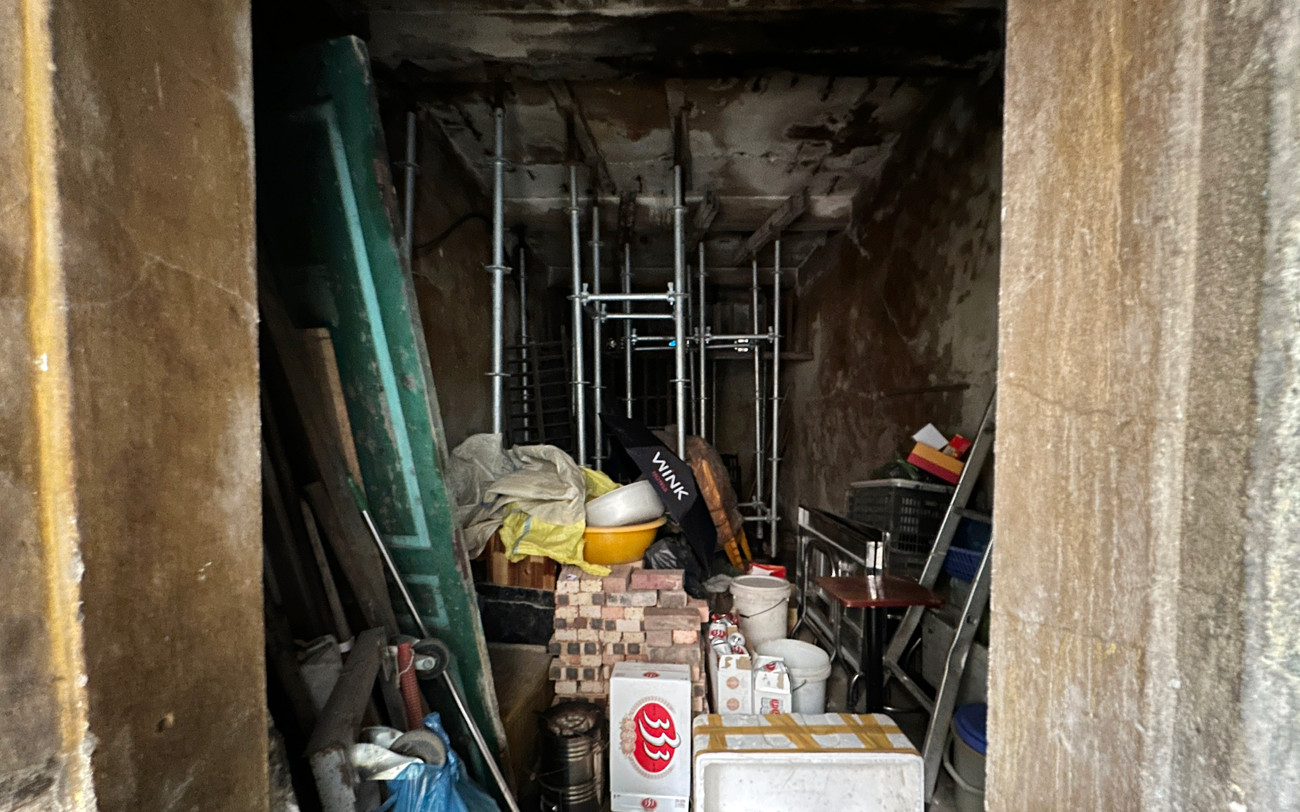 Khu tập thể số 18 Phạm Bá Trực bị sụt lún, nứt tường nghiêm trọng. Trong đó, khu bếp chung phải chống trên, kích dưới tránh sập khiến nhiều hộ dân phải di dời nơi ở. Khu tập thể số 18 Phạm Bá Trực bị sụt lún, nứt tường nghiêm trọng. Trong đó, khu bếp chung phải chống trên, kích dưới tránh sập khiến nhiều hộ dân phải di dời nơi ở.