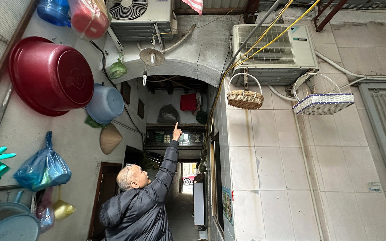 Khu tập thể số 18 Phạm Bá Trực bị sụt lún, nứt tường nghiêm trọng. Trong đó, khu bếp chung phải chống trên, kích dưới tránh sập khiến nhiều hộ dân phải di dời nơi ở. Khu tập thể số 18 Phạm Bá Trực bị sụt lún, nứt tường nghiêm trọng. Trong đó, khu bếp chung phải chống trên, kích dưới tránh sập khiến nhiều hộ dân phải di dời nơi ở.