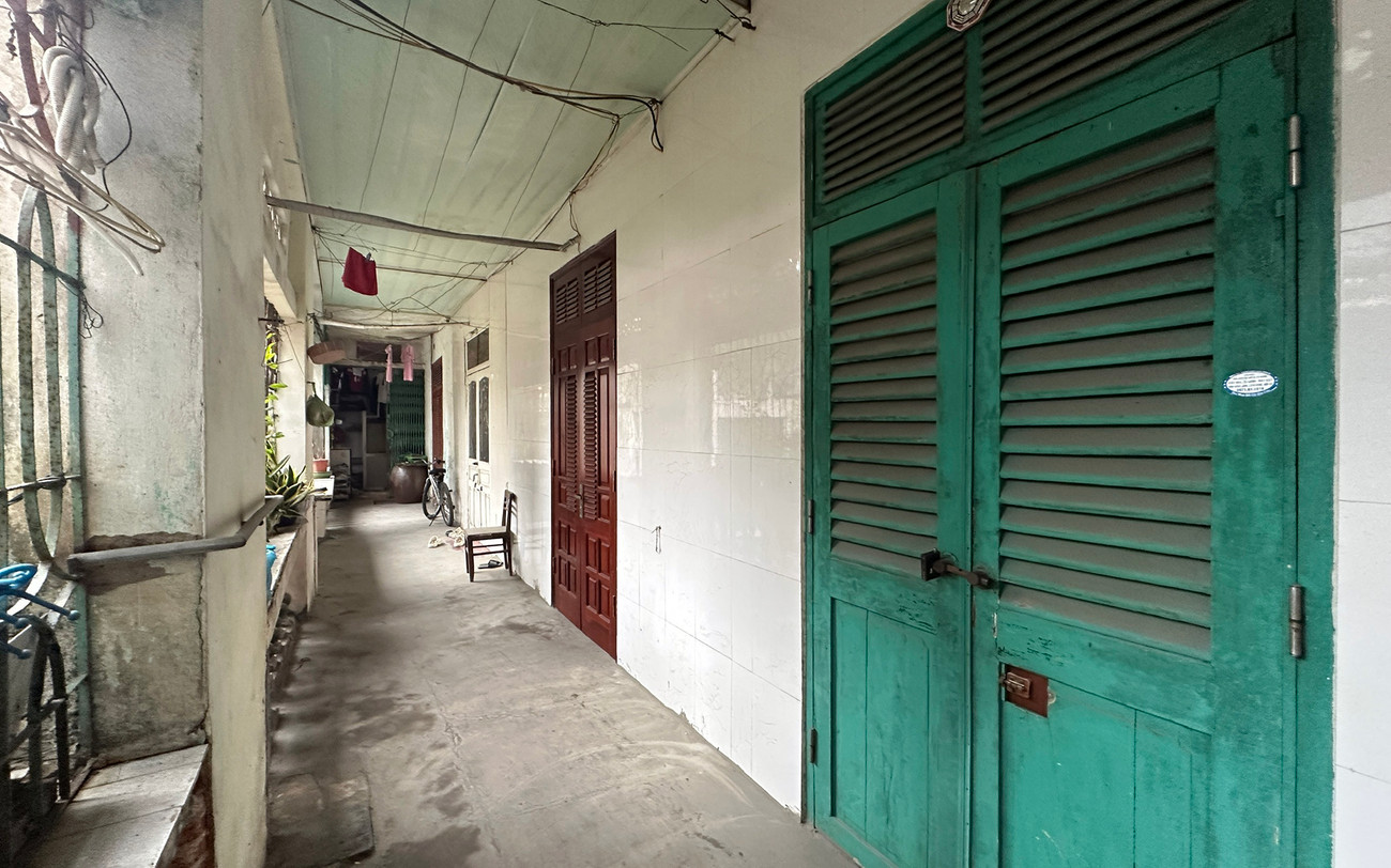 Khu tập thể số 18 Phạm Bá Trực bị sụt lún, nứt tường nghiêm trọng. Trong đó, khu bếp chung phải chống trên, kích dưới tránh sập khiến nhiều hộ dân phải di dời nơi ở. Khu tập thể số 18 Phạm Bá Trực bị sụt lún, nứt tường nghiêm trọng. Trong đó, khu bếp chung phải chống trên, kích dưới tránh sập khiến nhiều hộ dân phải di dời nơi ở.