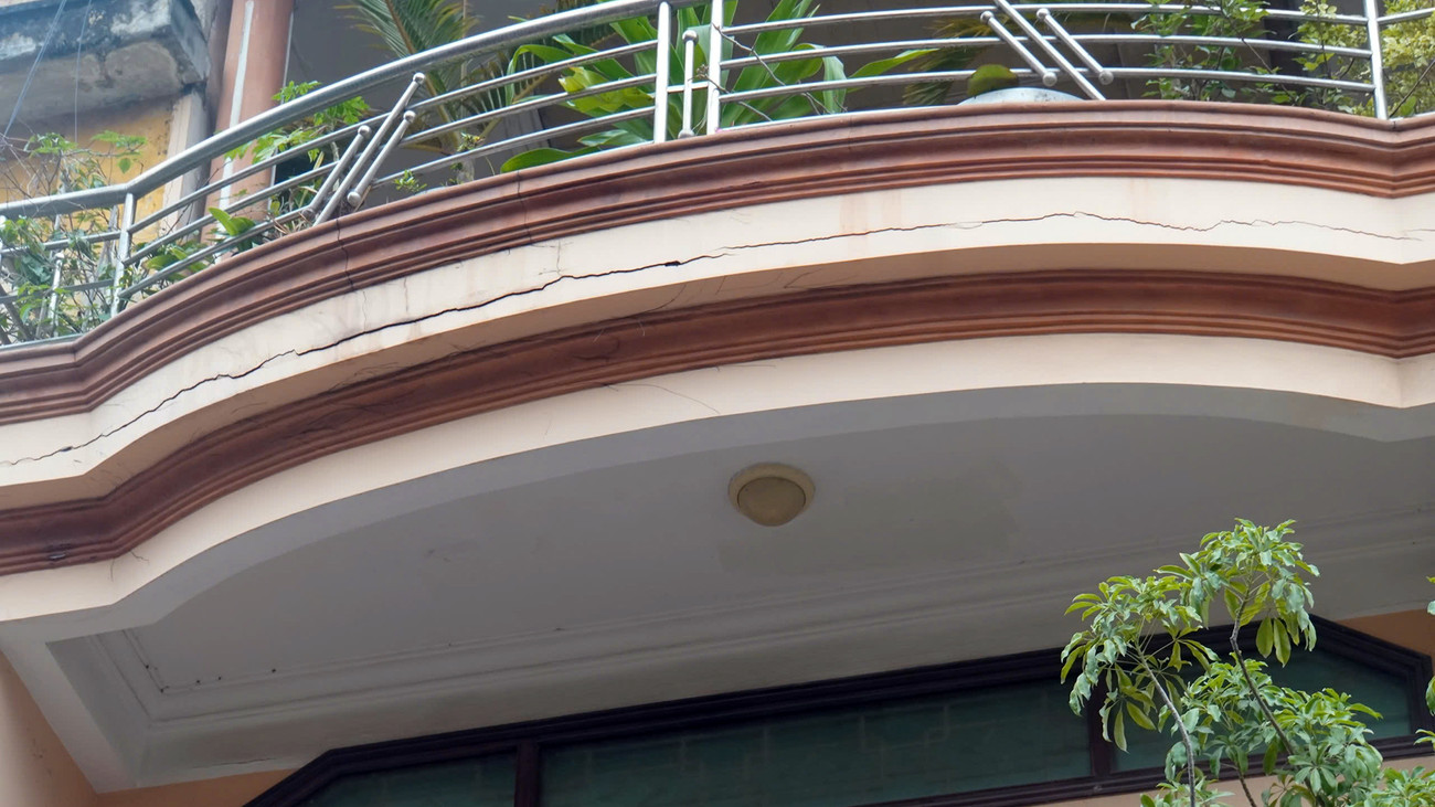 Quá trình xây dựng khách sạn đã tác động, ảnh hưởng đến kết cấu, gây lún nứt nhà các hộ dân trên phố Phạm Bá Trực (vùng khoanh đỏ) và lực lượng chức năng đã kiểm tra, quyết định xử phạt. Quá trình xây dựng khách sạn đã tác động, ảnh hưởng đến kết cấu, gây lún nứt nhà các hộ dân trên phố Phạm Bá Trực (vùng khoanh đỏ) và lực lượng chức năng đã kiểm tra, quyết định xử phạt.