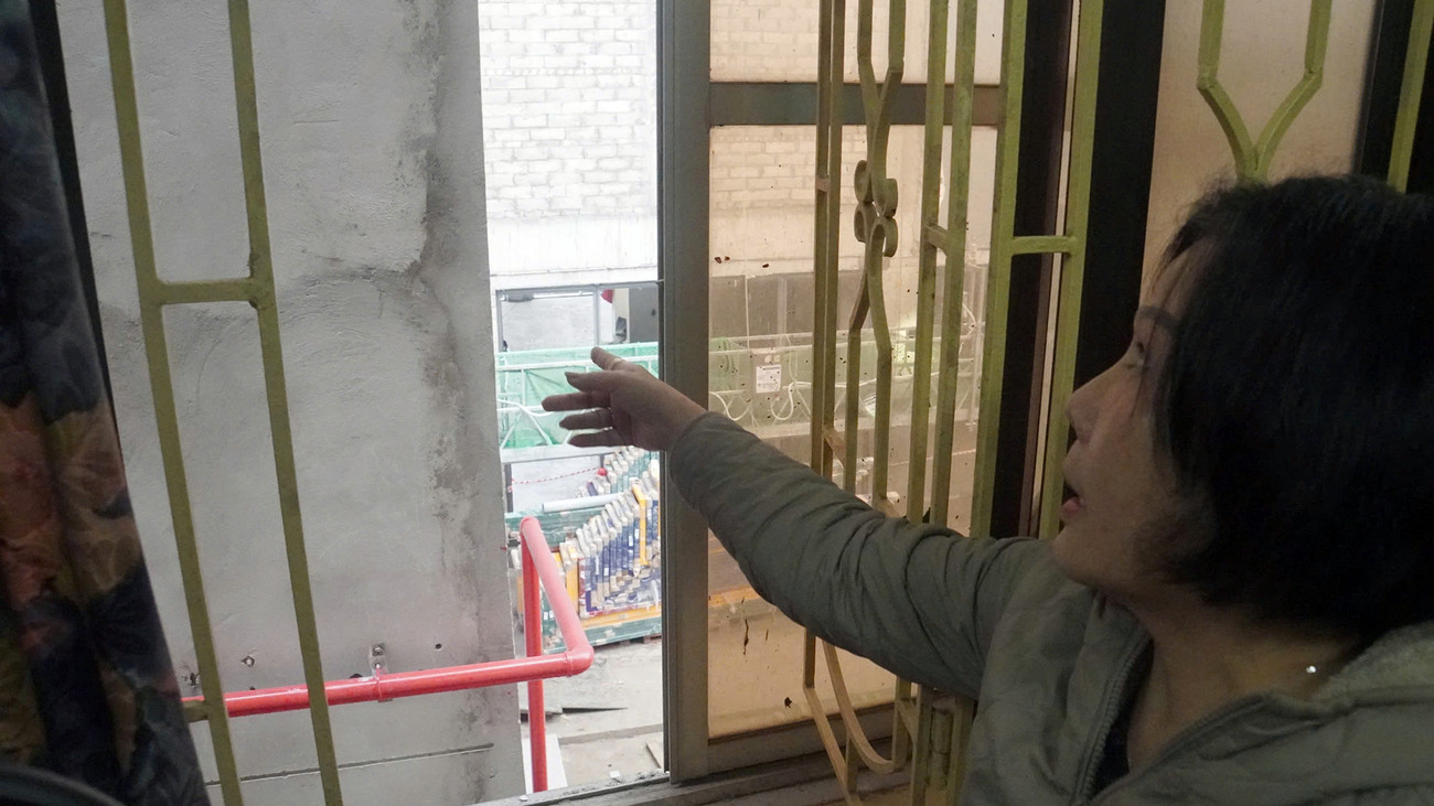 Quá trình xây dựng khách sạn đã tác động, ảnh hưởng đến kết cấu, gây lún nứt nhà các hộ dân trên phố Phạm Bá Trực (vùng khoanh đỏ) và lực lượng chức năng đã kiểm tra, quyết định xử phạt. Quá trình xây dựng khách sạn đã tác động, ảnh hưởng đến kết cấu, gây lún nứt nhà các hộ dân trên phố Phạm Bá Trực (vùng khoanh đỏ) và lực lượng chức năng đã kiểm tra, quyết định xử phạt.