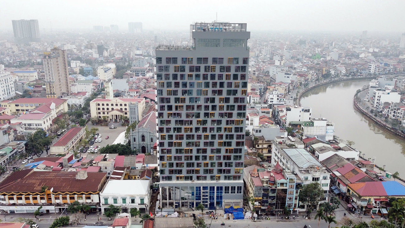 Khách sạn được xây dựng tại khu đất vàng, số 135 Điện Biên Phủ (quận Hồng Bàng, TP Hải Phòng). Khách sạn được xây dựng tại khu đất vàng, số 135 Điện Biên Phủ (quận Hồng Bàng, TP Hải Phòng).