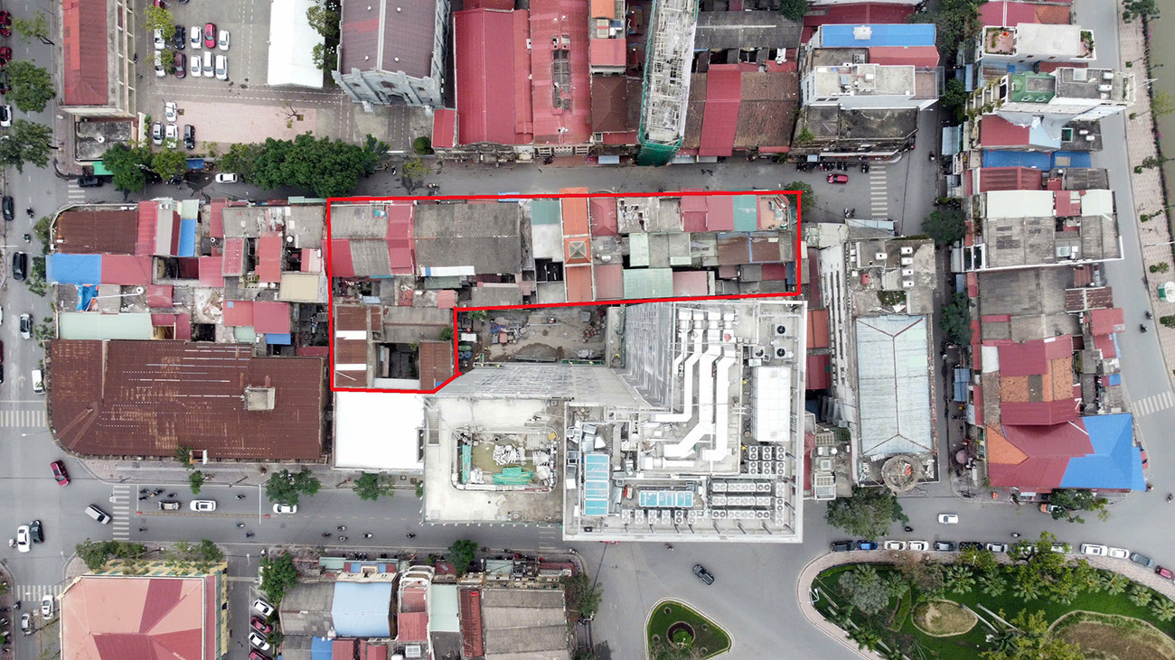 Quá trình xây dựng khách sạn đã tác động, ảnh hưởng đến kết cấu, gây lún nứt nhà các hộ dân trên phố Phạm Bá Trực (vùng khoanh đỏ) và lực lượng chức năng đã kiểm tra, quyết định xử phạt. Quá trình xây dựng khách sạn đã tác động, ảnh hưởng đến kết cấu, gây lún nứt nhà các hộ dân trên phố Phạm Bá Trực (vùng khoanh đỏ) và lực lượng chức năng đã kiểm tra, quyết định xử phạt.