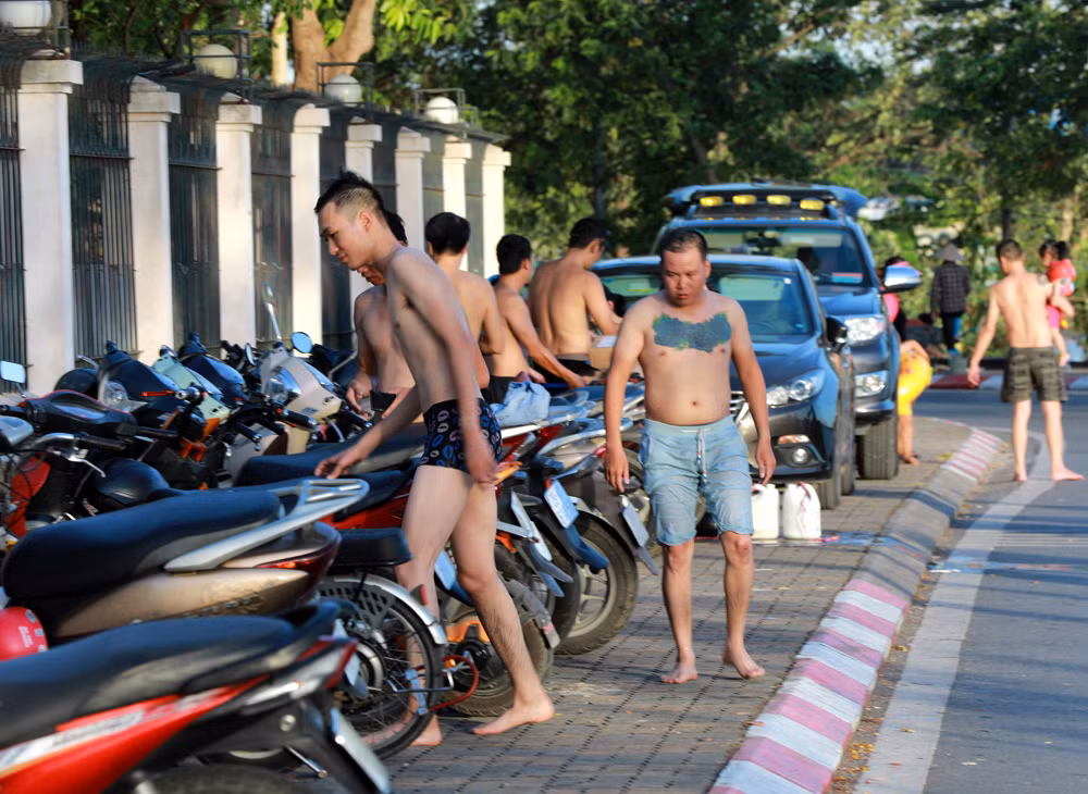 Hồ Tây thành bãi biển tắm tự do giữa Thủ đô ảnh 11