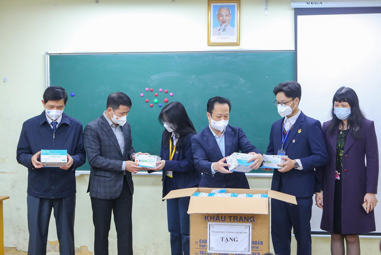 Lãnh đạo Sở GD-ĐT Hà Nội và quận Hoàn Kiếm trao tặng khẩu trang động viên thầy và trò trường THPT Việt Đức trong buổi học tập đầu tiên.