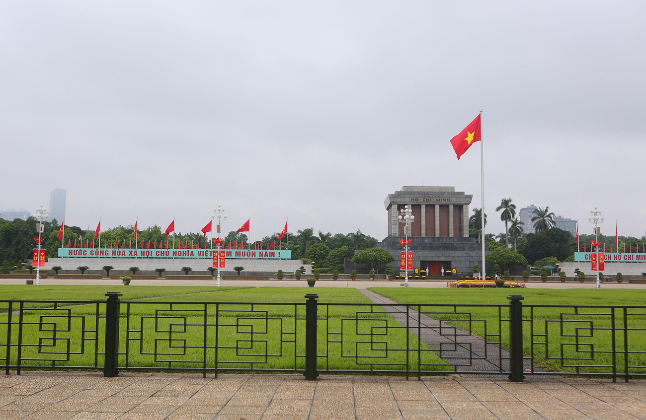 Hằng năm, vào ngày Quốc khánh 2/9, người dân Thủ đô có mặt rất sớm tại Quảng trường Ba Đình, đứng nghiêm trang trước Lăng Chủ tịch Hồ Chí Minh, hướng về lá Quốc kỳ đỏ thắm. Năm nay, do ảnh hưởng của đại dịch COVID-19, Quảng trường Ba Đình vắng vẻ hơn mọi năm, nhưng nghi thức thượng cờ dịp Quốc khánh vẫn diễn ra trang nghiêm và đầy cảm xúc.