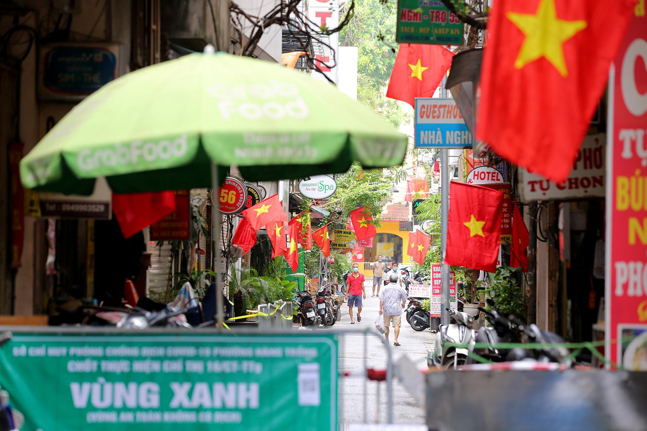 Hình ảnh lá cờ Tổ quốc tung bay trong vùng phòng, chống dịch COVID-19 tiếp thêm sức lực và tinh thần cho người dân Thủ đô trong cuộc chiến chống lại đại dịch COVID-19.