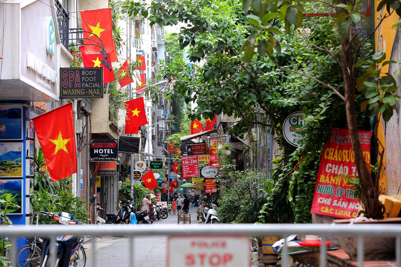 Ngõ Huyện, quận Hoàn Kiếm rợp bóng cờ Tổ quốc