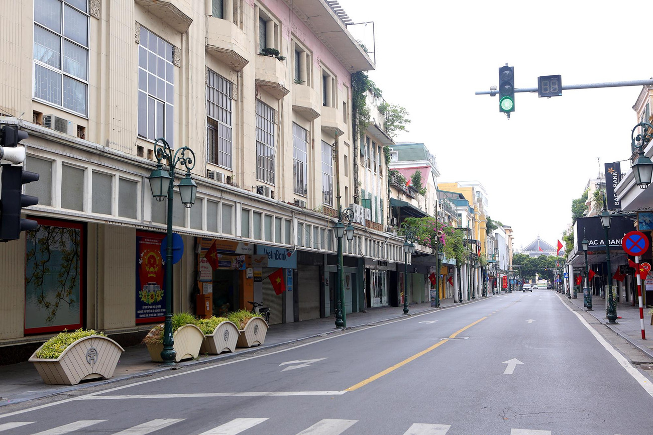 Người dân Hà Nội đồng lòng sống chậm trong ngày Quốc khánh để cùng chờ ngày chiến thắng đại dịch COVID-19.